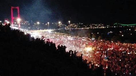 B­o­ğ­a­z­i­ç­i­ ­K­ö­p­r­ü­s­ü­n­d­e­ ­b­i­n­l­e­r­c­e­ ­k­i­ş­i­l­i­k­ ­p­r­o­t­e­s­t­o­